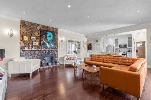 324 24Th Street E, North Vancouver, BC 