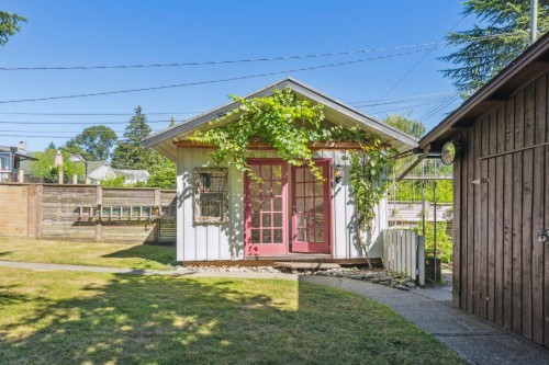 865 12Th Street E, North Vancouver, BC 