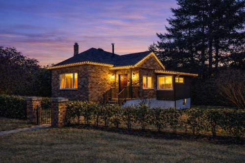 865 12Th Street E, North Vancouver, BC 