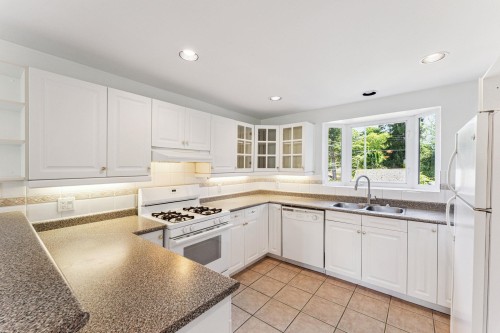 865 12Th Street E, North Vancouver, BC 