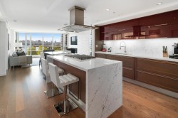 803-8 Smithe Mews  Vancouver, BC V6B 0A5