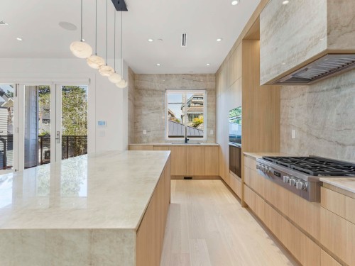 2565 2Nd Avenue W, Vancouver, BC 