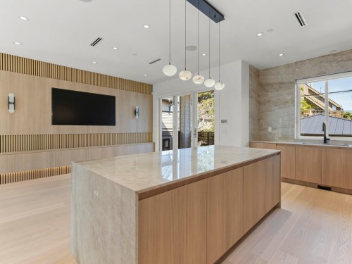 2565 2Nd Avenue W, Vancouver, BC 