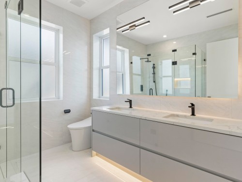 2565 2Nd Avenue W, Vancouver, BC 