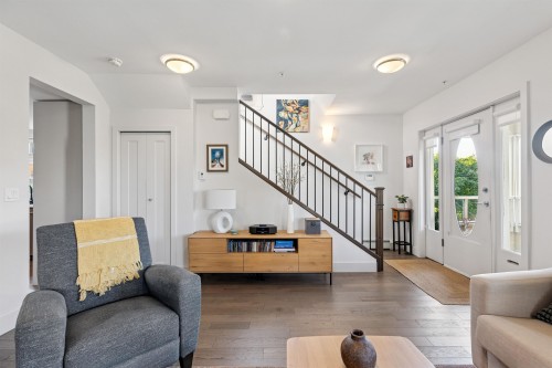 1-244 5Th Street E, North Vancouver, BC 