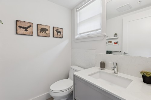 1-244 5Th Street E, North Vancouver, BC 