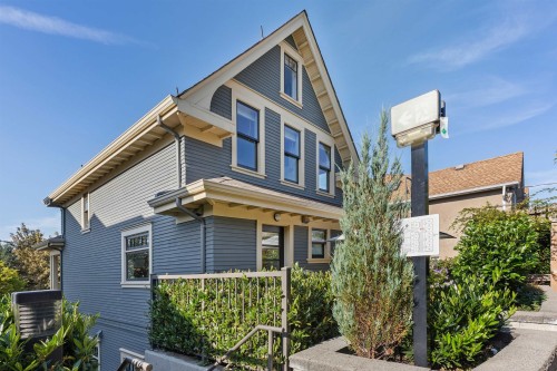 1-244 5Th Street E, North Vancouver, BC 