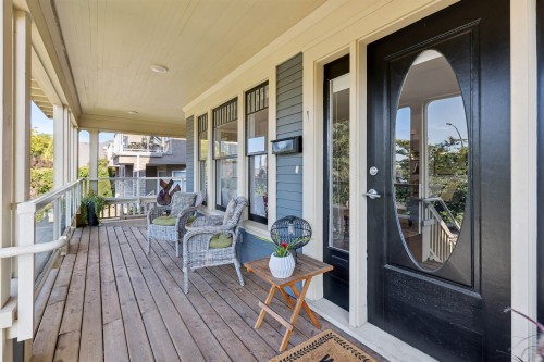 1-244 5Th Street E, North Vancouver, BC 