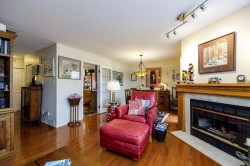 2-261 16th Street W North Vancouver, BC V7M 1T7
