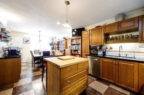 2-261 16Th Street W, North Vancouver, BC 