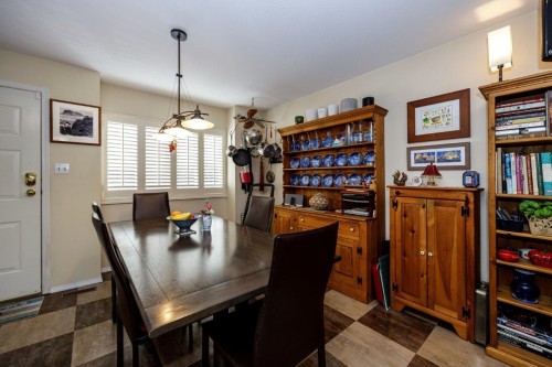 2-261 16Th Street W, North Vancouver, BC 