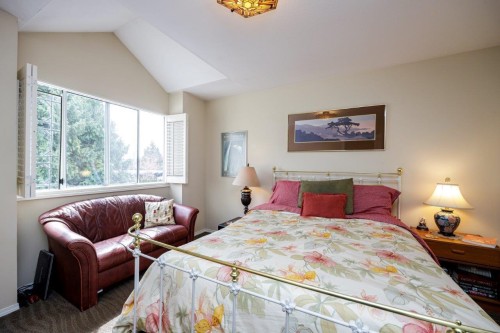 2-261 16Th Street W, North Vancouver, BC 