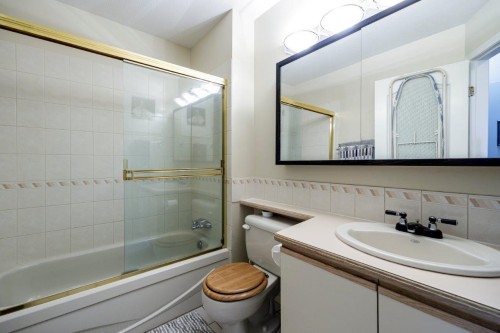 2-261 16Th Street W, North Vancouver, BC 