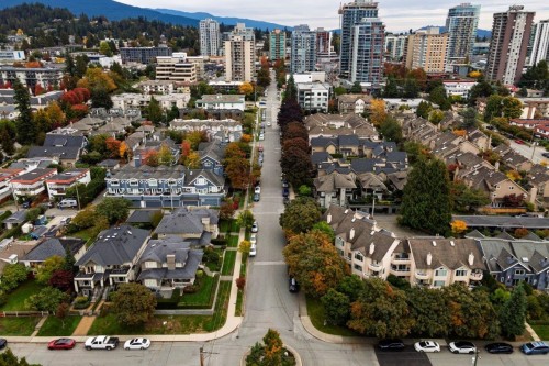 2-261 16Th Street W, North Vancouver, BC 