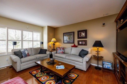 2-261 16Th Street W, North Vancouver, BC 