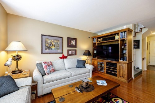 2-261 16Th Street W, North Vancouver, BC 