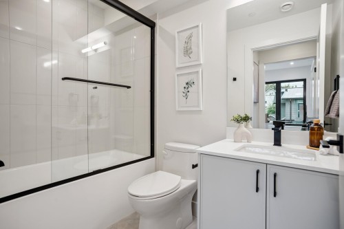 2-1915 3Rd Avenue E, Vancouver, BC 