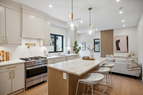 2-1915 3Rd Avenue E, Vancouver, BC 