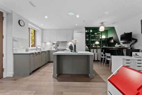 7605 Yukon Street, Vancouver, BC 