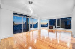 220X-677 Howe Street  Vancouver, BC V6C 2T4