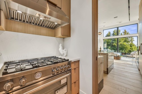 2423 Mathers Avenue, West Vancouver, BC 