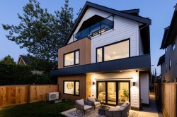 #2-1079 14th Avenue E Vancouver, BC V5T 2P1