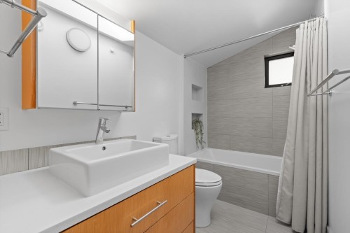 2122 Newport Avenue, Vancouver, BC 