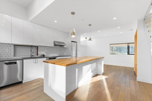 2122 Newport Avenue, Vancouver, BC 