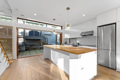 2122 Newport Avenue, Vancouver, BC 