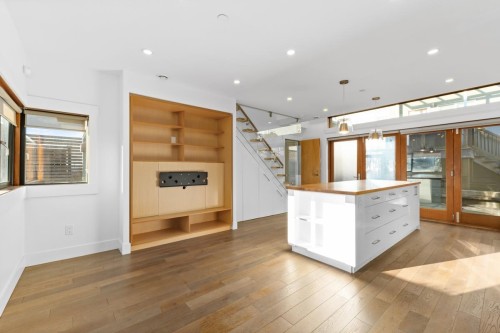 2122 Newport Avenue, Vancouver, BC 