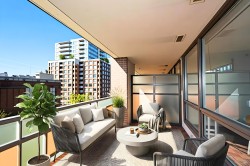 503-718 Main Street  Vancouver, BC V6A 0B1