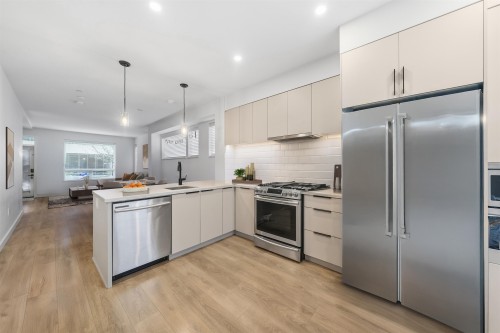 601-3021 St George Street  Port Moody, BC V3H 0K3