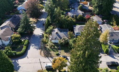 2405 Lloyd Avenue, North Vancouver, BC 