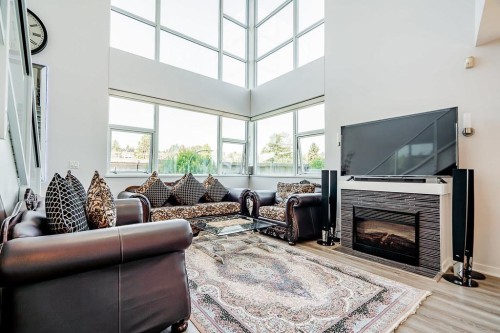 304-2225 Holdom Avenue  Burnaby, BC V5B 0A1