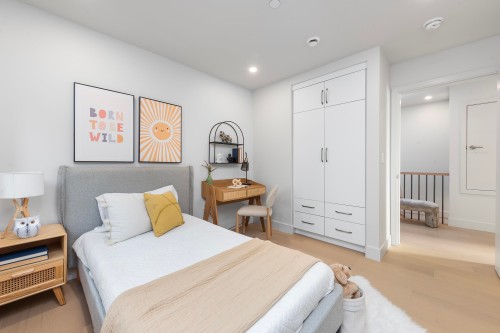 2136 10Th Avenue E, Vancouver, BC 