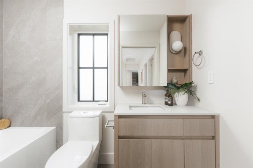 2136 10Th Avenue E, Vancouver, BC 