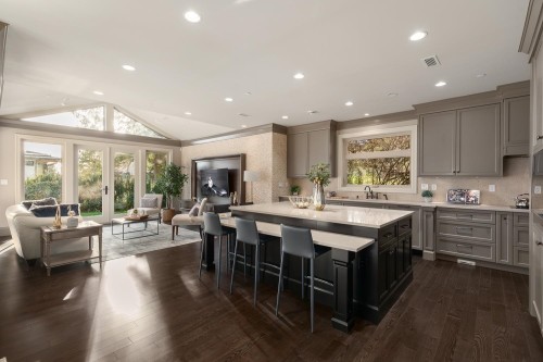 2566 Marine Drive, West Vancouver, BC 