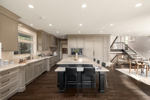 2566 Marine Drive, West Vancouver, BC 