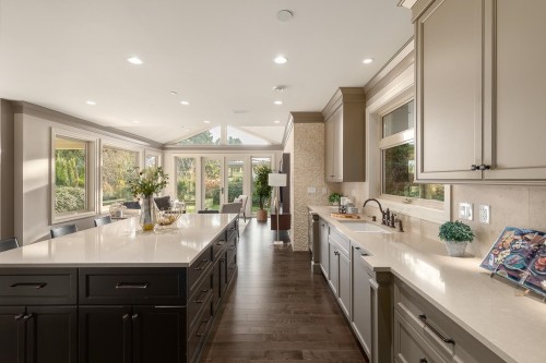 2566 Marine Drive, West Vancouver, BC 