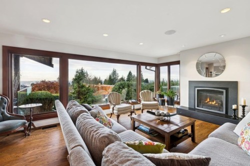 124 Carisbrooke Crescent, North Vancouver, BC 