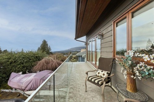 124 Carisbrooke Crescent, North Vancouver, BC 