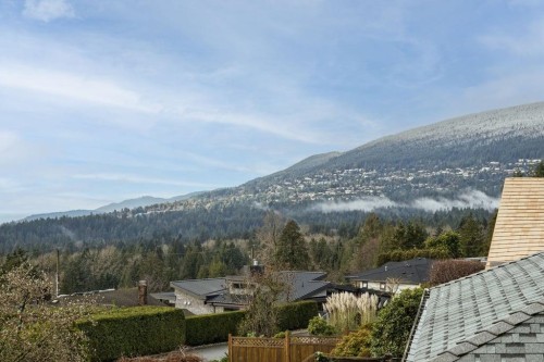 124 Carisbrooke Crescent, North Vancouver, BC 