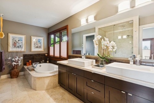 124 Carisbrooke Crescent, North Vancouver, BC 