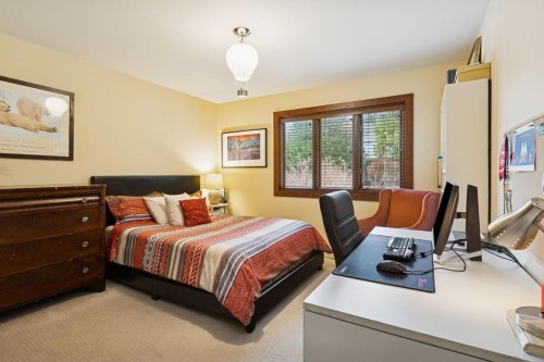 124 Carisbrooke Crescent, North Vancouver, BC 