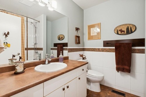 124 Carisbrooke Crescent, North Vancouver, BC 