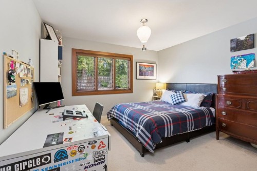 124 Carisbrooke Crescent, North Vancouver, BC 