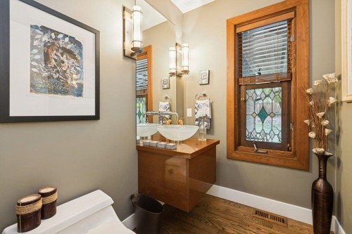 124 Carisbrooke Crescent, North Vancouver, BC 