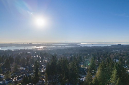 124 Carisbrooke Crescent, North Vancouver, BC 