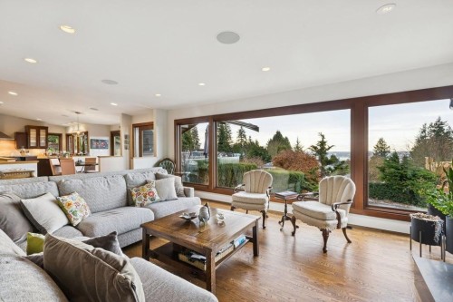 124 Carisbrooke Crescent, North Vancouver, BC 