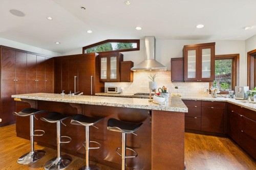 124 Carisbrooke Crescent, North Vancouver, BC 